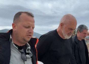 Shqipëria e re turistike/ Rama në Vlorë, inspekton punimet në Lungomare