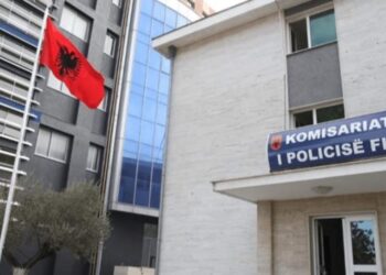 Tentuan të vrisnin me sëpatë 58-vjeçarin në Fier, arrestohet babai, në kërkim i biri