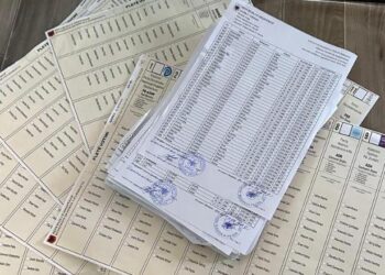 Pranuan se fletët e votimit në lokalin në Peqin s’kishin vulën e KQZ-së, PD kërkon hetim ndërkombëtar
