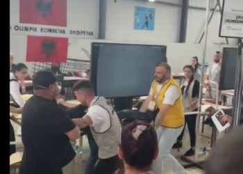 VIDEO / Plas grushti në Kashar, vëzhguesi i deputetit të PS godet kryetarin e KZAZ!