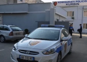 Aksident në Kurbin, shoferja humb kontrollin e mjetit, përplas dy këmbësorë dhe shitësen ambulante