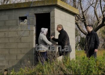 “Jeta ime ka shkuar sterrë”, 67-vjeçarja jeton në mjerim: Tualeti i fqinjit kthehet në ‘shtëpi’