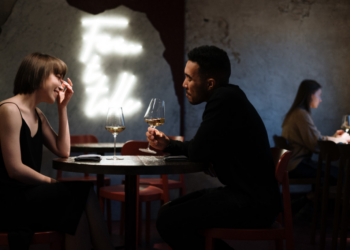 Tre shenjat e zodiakut që dashurohen “kokë e këmbë” që në takimin e parë