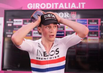 Spektakël në Tiranë! Çiklisti britanik dominon etapën e dytë të Giro d’Italia