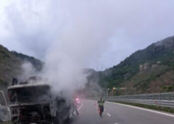 Tym, flakë dhe…/ Momenti kur kamioni shpërthen në mes të rrugës