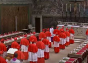 Zgjedhja e Papës së ri/ 133 kardinalët izolohen në Kapelën Sistine. Tymi i parë pritet brenda dy orësh