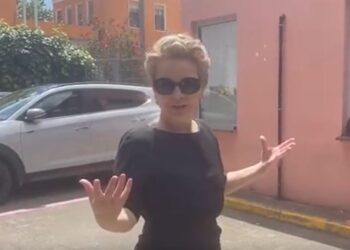 VIDEO / “E veshur me të zeza”, Kryemadhi batuta me gazetarët teksa paraqitet në SPAK