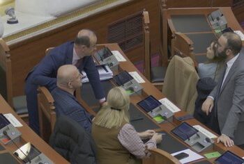 Mall për sallën apo për debat? Spiropali thërret deputetët e vjetër për 5 minuta seancë