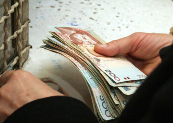 Paguhen më pak, por shqiptarët kanë orët më të gjata të punës në Europë