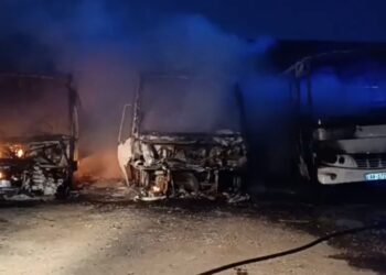 Shkrumbohen nga flakët 4 autobusë në Lushnje, reagon Policia