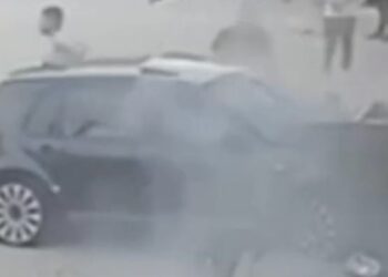 Pamje të frikshme nga Peshkopia, makina me shpejtësi “skëterrë” merr para policin (VIDEO)