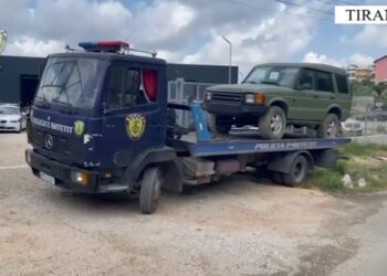 Pengojnë itinerarin e garës “Giro d’Italia”, Policia Rrugore heq me karrotrec mjetet e parkuara anës rrugës