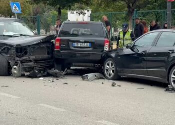 VIDEO / Katër makina bëhen ‘përshesh’ në Fier, dy persona dërgohen me urgjencë në spital!