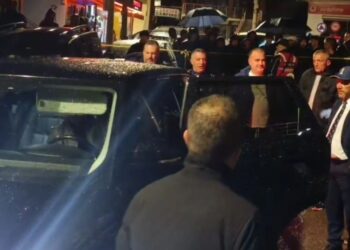 Pretendimi se po bliheshin vota/ Momente nga ndalimi i makinës në Maqellarë, mbështetës të irrituar dhe tension i lartë