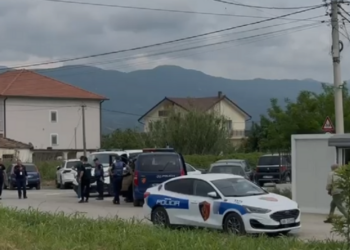 Sherr mes dy personave në qendrën e votimit në Fushë Milot, dyshohet për të shtëna me armë