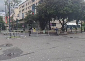 Pak minuta para protestës së opozitës/ Forca policore pranë Ministrisë së Drejtësisë, vendosen kangjella