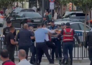 “Mos më prek me dorë”, momenti kur shoqërohet në polici kandidati i PD-së Fatjon Semanjaku