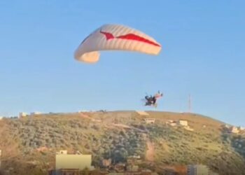 VIDEO / Prag tragjedie në Himarë, parashutisti bie keq në bregdet, shikoni momentin e frikshëm