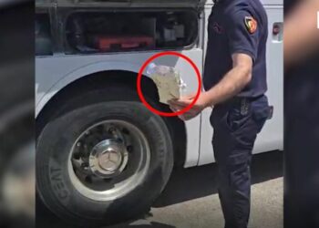 Mbi 74 mijë euro të fshehura në autobusin e agjencisë së udhëtimit, në pranga 2 persona