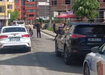 Konflikti me armë la pesë të plagosur në Laç/ Autorët djegin makinën në Balldre