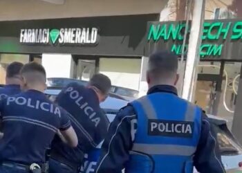 VIDEO/ Skena si në filma në mes të Tiranës! Një person përplas makinën e policisë, momenti kur neutralizohet!