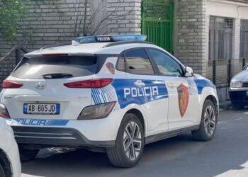 Nuk i ndalon policisë në Kukës, 31-vjeçari përplaset me makinën e parkuar