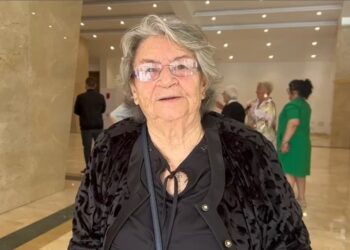 Me bastun në dorë drejt QV, e moshuara: Votoj për të zgjedhur mes qorrave, atë me një sy