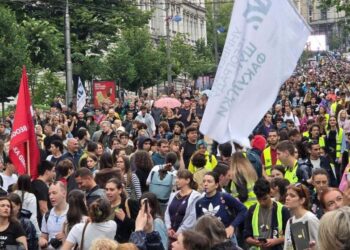 “Çohu Serbi”/ Protestë masive e studentëve në 32 qytete serbe, do të bllokohen dy ura në Beograd