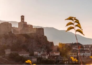 Revista prestigjioze promovon Gjirokastrën, Rama: Është në fokusin e udhëtimeve unike