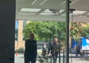 FOTOLAJM / I qetë dhe sportiv, Edi Rama shkon në selinë e PS-së