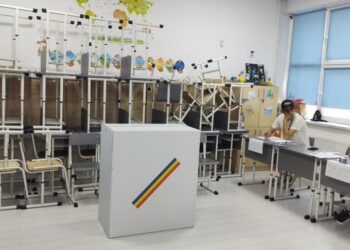 Rumunët iu drejtohen kutive të votimit pas anulimit të zgjedhjeve presidenciale