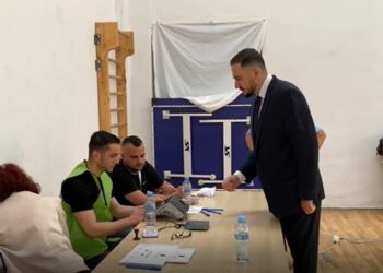 FOTOLAJM / I veshur me kostum, Ervin Salianji voton nga burgu i Fierit