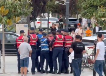 Shoqërimi i kandidatit të PD Fatjon Semanjaku, policia: Stenda e vendosur në kundërshtim me ligjin