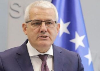Tubimi i maturantëve serbë me tre gishta dhe thirrje, ministri Sveçla: Shfaqjen e ekstremizmit e quajnë festë