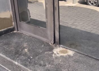 Detajet nga shpërthimi në Berat/ Eksplozivi në derën e lokalit, mesazh për djalin e pronarit