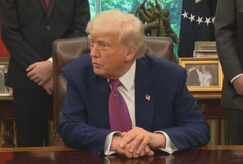 Presidenti Trump thirrje Putinit dhe Zelenskyt: Mbylleni këtë luftë të çmendur