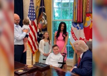 Trump pret në Zyrën Ovale familjen shqiptare, dhurata e veçantë për djaloshi me aftësi të kufizuara