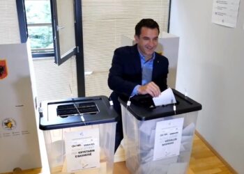 Kryebashkiaku i Tiranës, Erion Veliaj voton në ambientet e paraburgimit të Durrësit