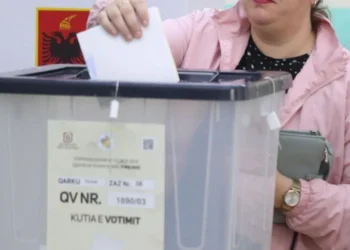 Pas përfundimit të orarit zyrtar, nis dorëzimi i kutive me fletët e votimit