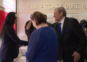 Zgjedhjet parlamentare/ Voton Sali Berisha, shoqërohet nga bashkëshortja