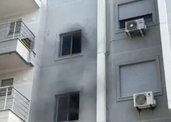 Përfshihet nga zjarri një pallat në Radhimë, bllokohen hyrjet dhe daljet e banorëve