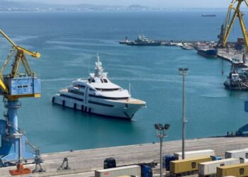 FOTO / Jahti i miliarderit gjerman Reinhold Würth ankorohet në Portin e Durrësit