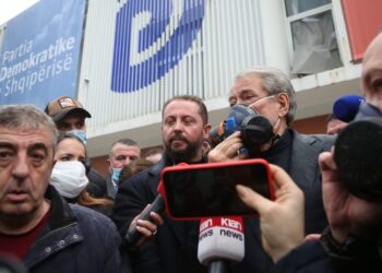 “Treni bullgar, fantazi e Berishës”, avokati: Kërkon të jetë në krye të PD me dhunë!