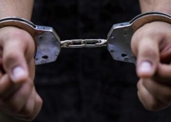 I mori me dhunë portofolin dhe celularin një personi, arrestohet 28-vjeçari në Durrës