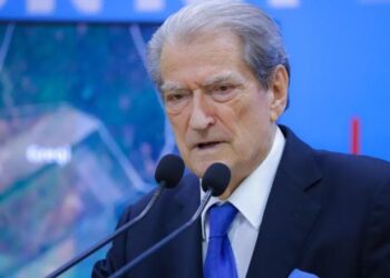 Të lidhësh fatin dhe aktivitetin politik me shëndetin e një 80-vjeçari