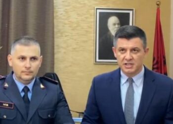 Goditet grupi kriminal në Fier, 4 persona në pranga, sekuestrohen municione dhe drogë