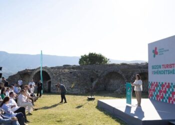 Koçiu e Kumbaro në Berat: Shërbim shëndetësor sa më pranë pushuesve, 36 qendra të hapura deri më 30 shtator