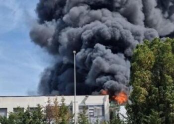 Zjarr i madh në Universitetin e Tuscias në Itali, laboratorët të mbushur me substanca kimike 