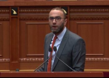 “Erdhi antimafia italiane e të tha mos aktro”, Bardhi debat me Spiropalin, kryeparlamentarja: E the njëherë këtë këngë