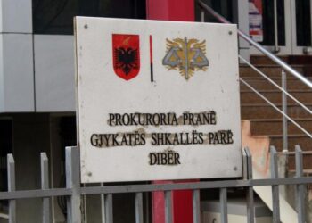 Sherr për një karrige të dëmtuar në Bulqizë, zyrtari godet me shuplakë shefen e Task Forcës së Ujësjellës-Kanalizimeve